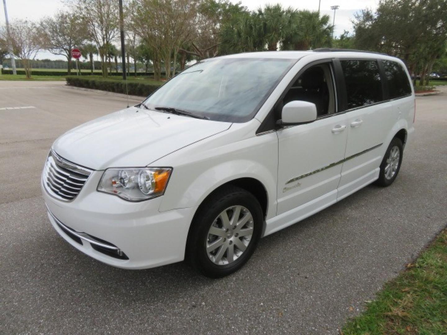 2014 White /Black Chrysler Town & Country (2C4RC1BG4ER) , located at 4301 Oak Circle #19, Boca Raton, FL, 33431, (954) 561-2499, 26.388861, -80.084038 - Photo#26